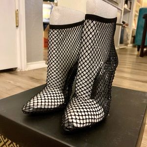 NWOT Charles David Mesh Booties